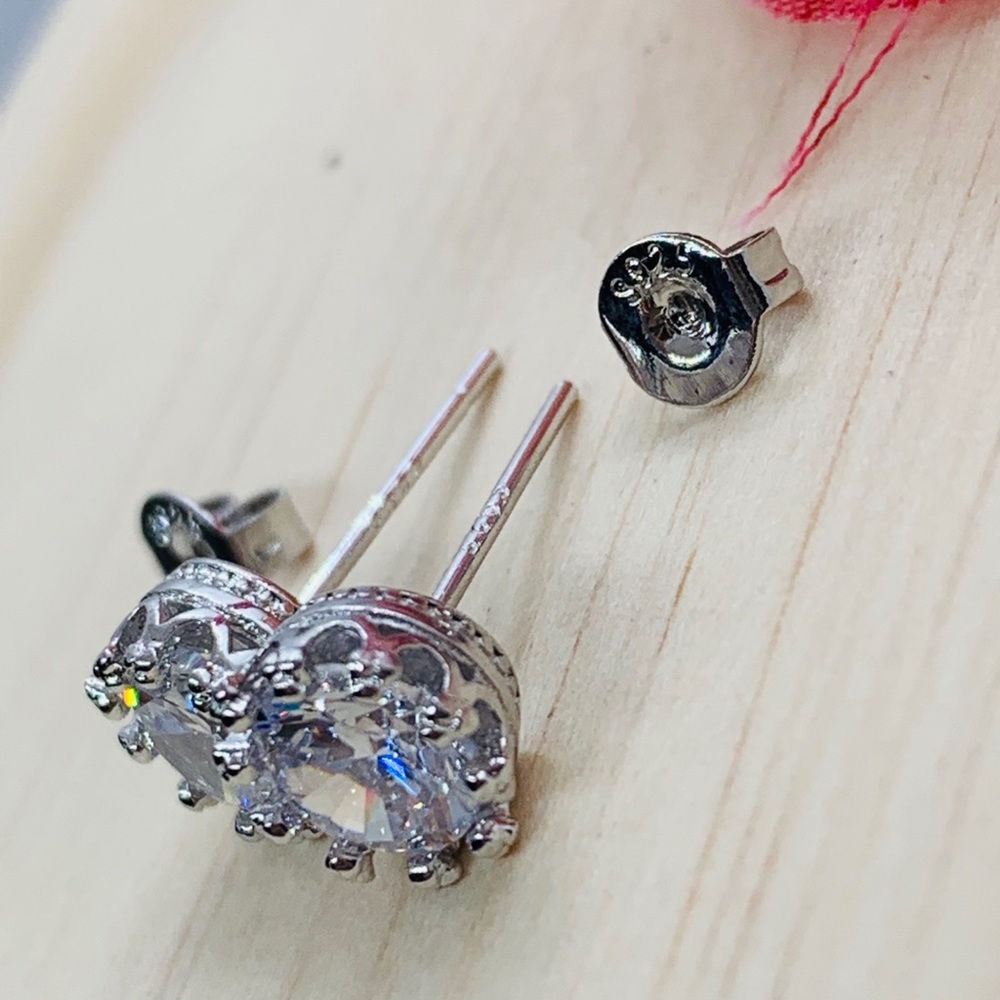 🌟 Sterling Silver 925 CZ Stud Earrings - Picture 4 of 4